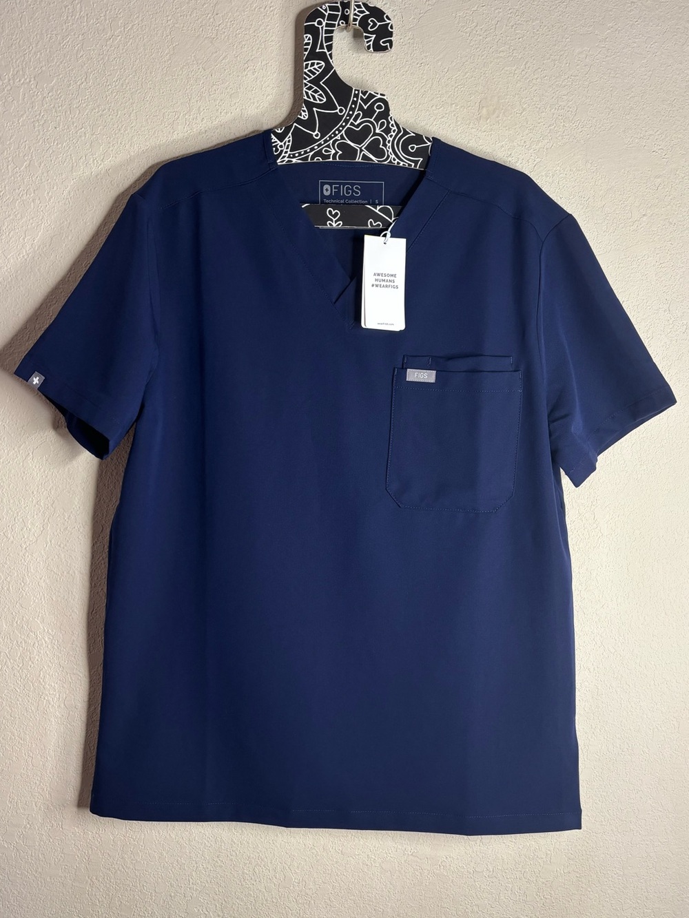 FIGS LEON THREE-POCKET SCRUB TOP navy size small NWT